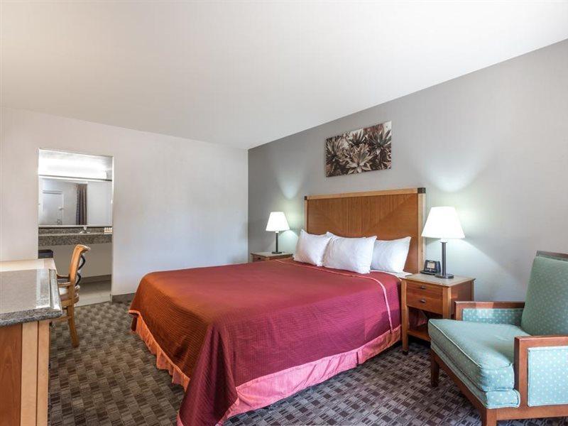 Howard Johnson By Wyndham Scottsdale Old Town Exterior foto